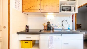 Een koelkast, een microgolfoven, een oven, een vaatwasser
