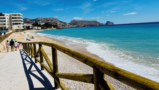 A beach with a wooden walkway, clear blue water, and rocky hills in the background. - ALTHAIA HILLS- Beautiful townhouse with panoramic terrace and sea and mountain views (Altea)
