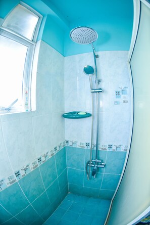 Shower, eco-friendly toiletries, hair dryer, towels - Luxury 3BR Condo in Rajagiriya, Colombo / Sleeps 6 / Fast WiFi - OLIVE HAVEN (Sri Jayawardenepura Kotte)