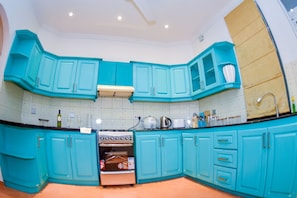Fridge, microwave, oven, stovetop - Luxury 3BR Condo in Rajagiriya, Colombo / Sleeps 6 / Fast WiFi - OLIVE HAVEN (Sri Jayawardenepura Kotte)