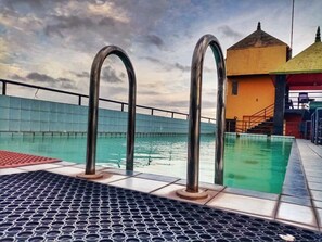 Outdoor pool - Luxury 3BR Condo in Rajagiriya, Colombo / Sleeps 6 / Fast WiFi - OLIVE HAVEN (Sri Jayawardenepura Kotte)