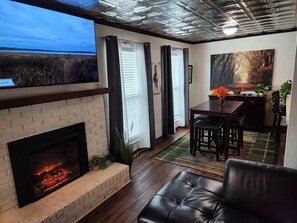 TV, fireplace - Captain's Quarters-Highly Rated 2.5 mi. toCapital! (Tallahassee)