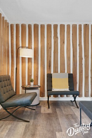 Habitació de luxe, 1 llit de matrimoni gran, no fumadors, planta baixa | Escriptori, cortines opaques, planxa i posts de planxar i wifi gratuïta 