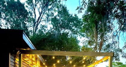 Riverside Chic 180° water views - fish/boat/kayak - pet friendly