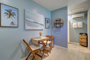 Dining - Private Surf Shack Less Than 5 Minutes to Indian Rocks Beach
Bikes Included! (Largo)