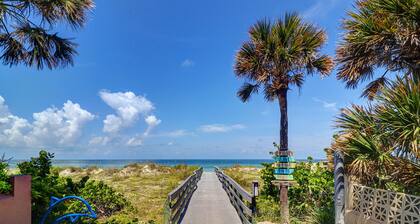 Private Surf Shack Less Than 5 Minutes to Indian Rocks Beach
Bikes Included!