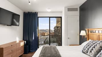 2 bedrooms, desk, iron/ironing board, WiFi