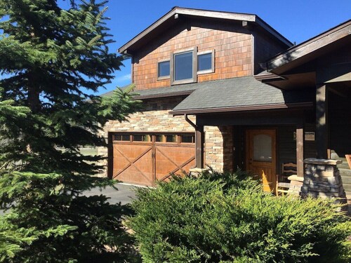 Cozy Condo Mountain Views!  So much close by-walk, bike, or drive!  ENJOY! #6182