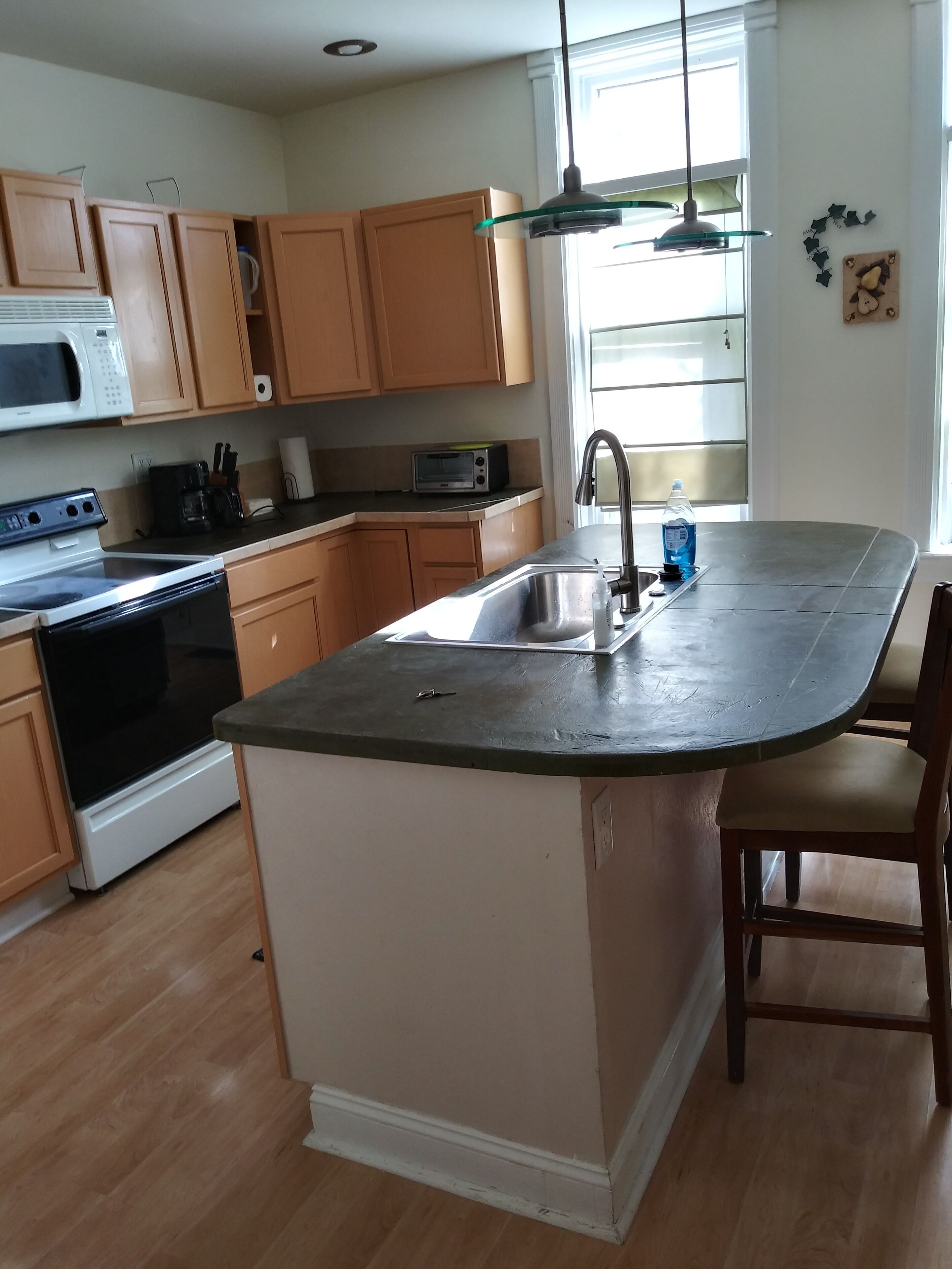 Best Neighborhood in town. Quiet and Clean Studio Close to Everything!
