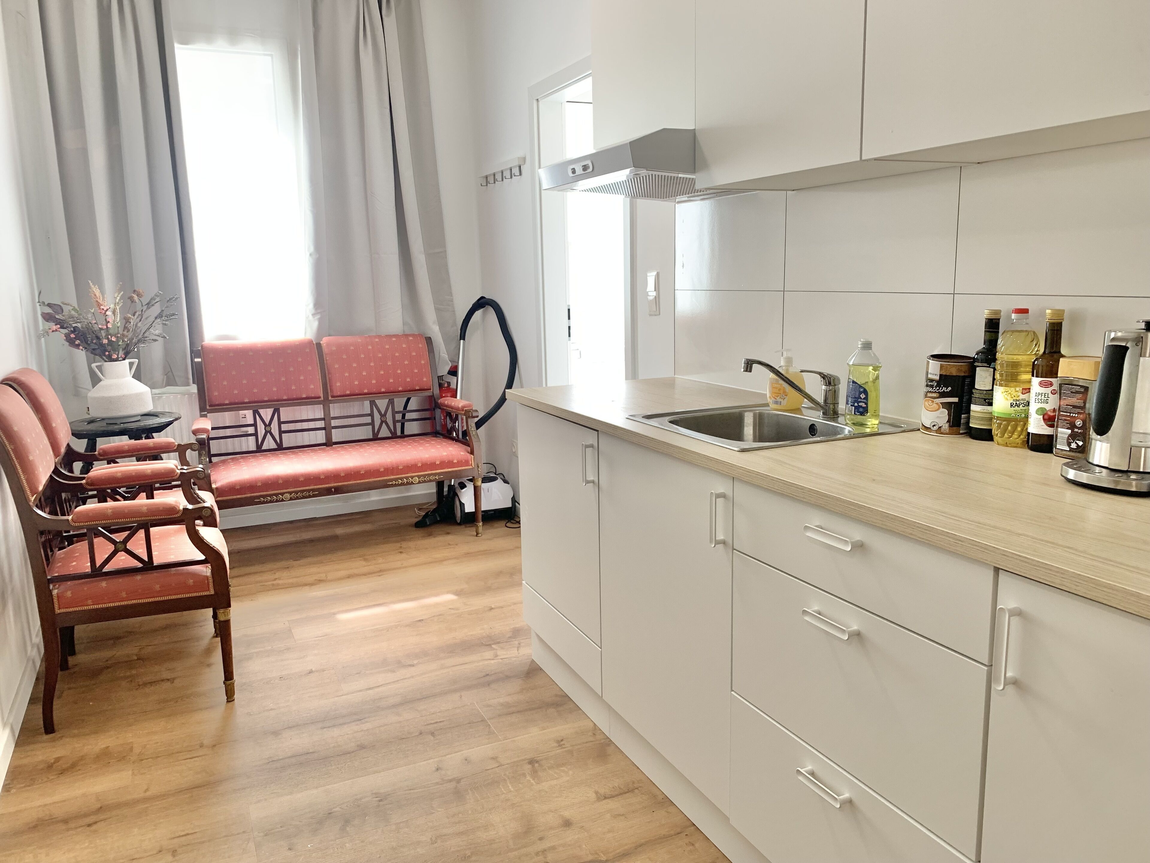 Coffee/tea maker, fridge, microwave, oven