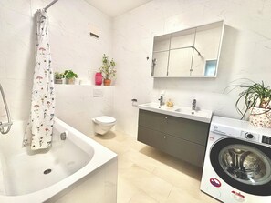 Douche, sèche-cheveux, serviettes fournies, savon