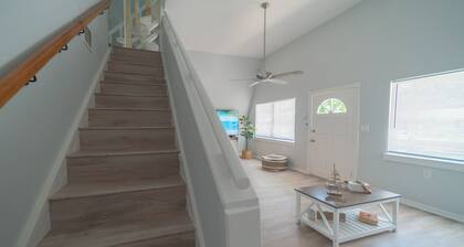 Unique Nokomis Beach Vacation 7 minutes Ride to the Beach, Free Bicycles