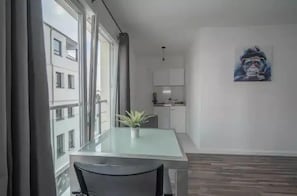 City Apartment | Private kitchen | Fridge, stovetop, electric kettle, cookware/dishes/utensils - My Apartment im Bremer Viertel (Bremen)