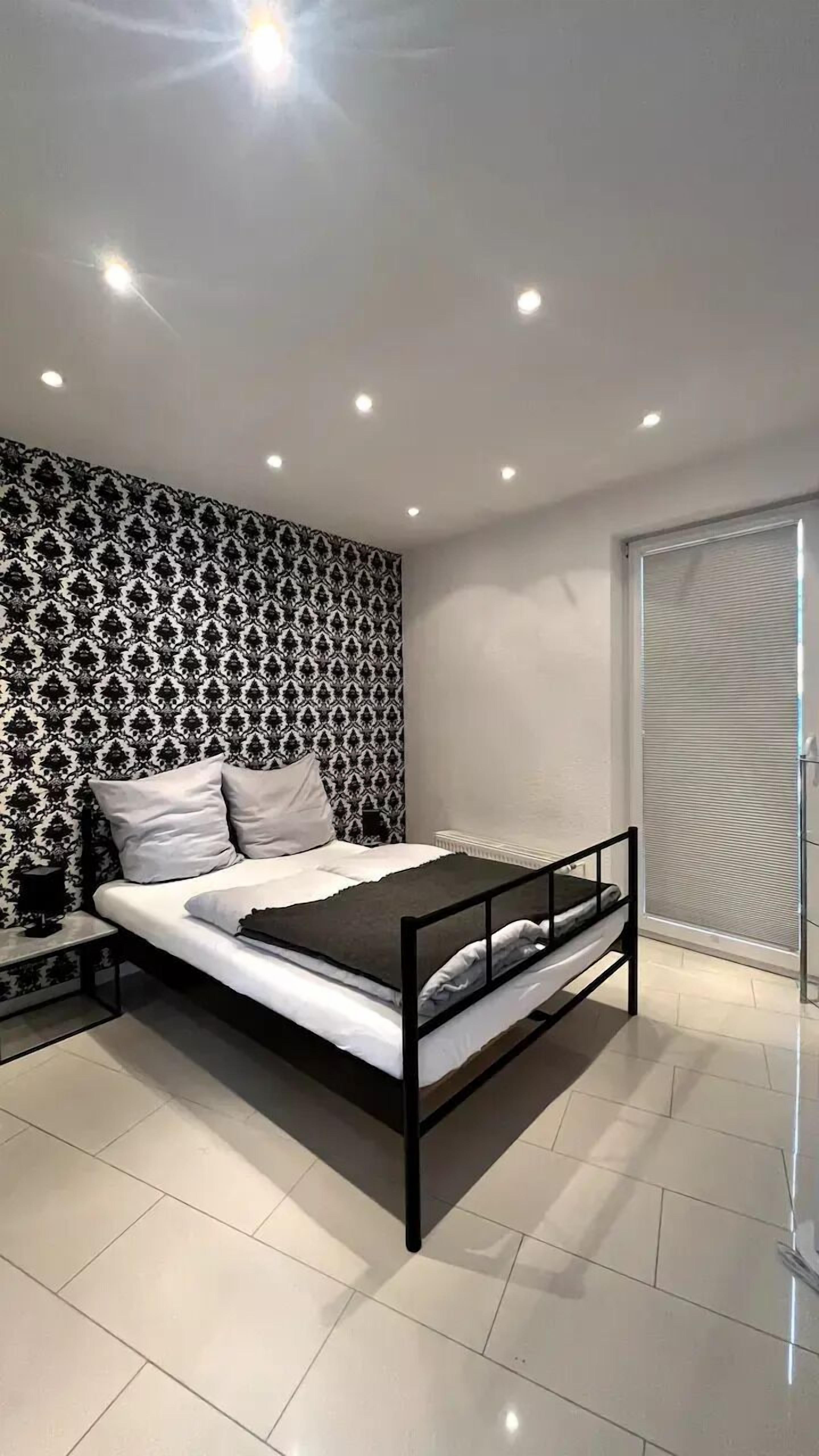 1 habitación, decoración personalizada, muebles diferentes y escritorio 