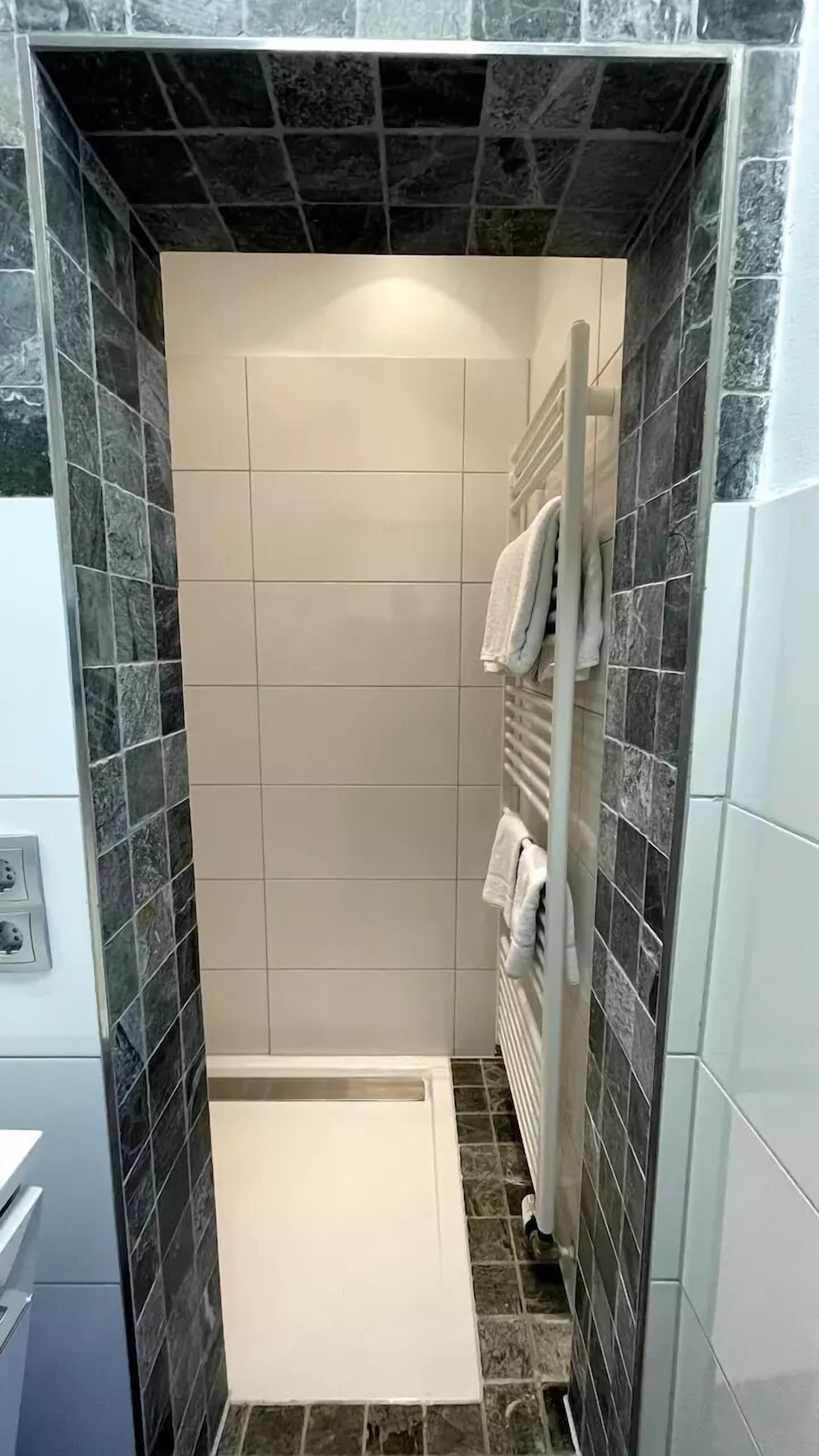Appartamento Comfort | Bagno | Doccia, asciugacapelli, asciugamani, sapone