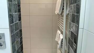 Appartamento Comfort | Bagno | Doccia, asciugacapelli, asciugamani, sapone