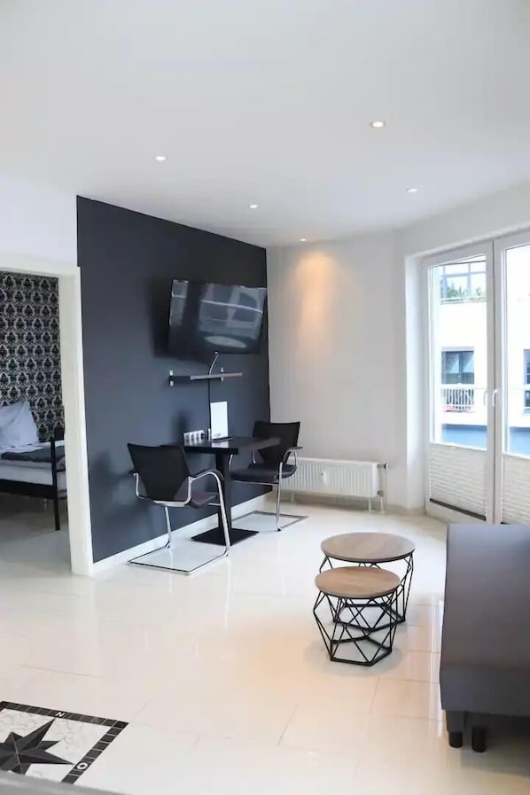 Comfort-lejlighed | Opholdsområde | 40-tommers LCD-tv med satellitkanaler