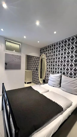 1 habitación, decoración personalizada, muebles diferentes y escritorio