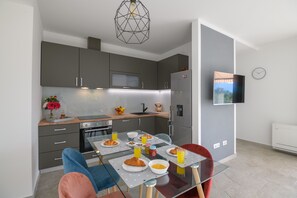 Fridge, oven, stovetop, dishwasher