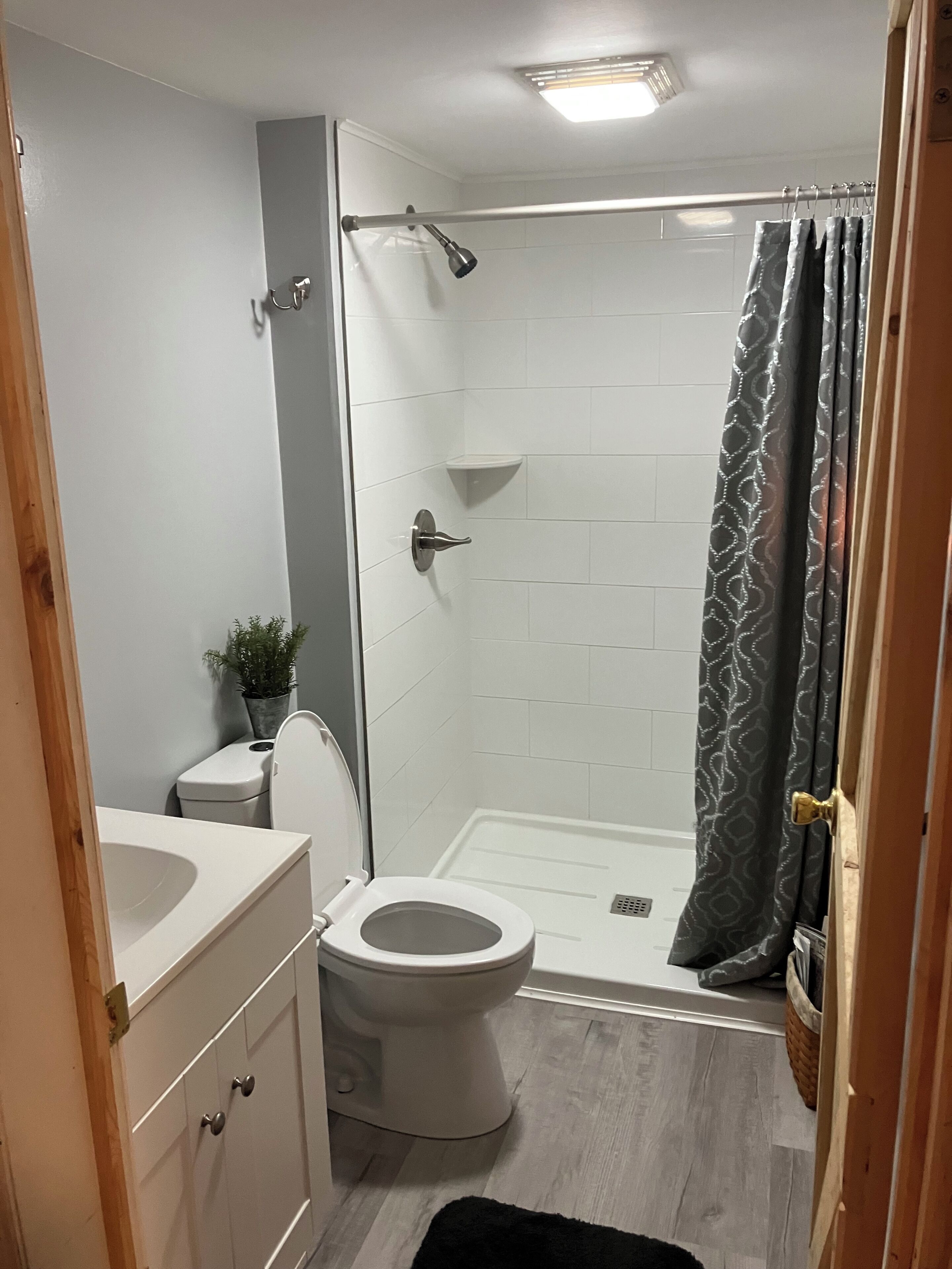 Douche, sèche-cheveux, savon, papier toilette