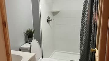 Douche, sèche-cheveux, savon, papier toilette