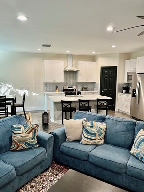 Smart TV, fireplace - Spacious Estate near Downtown Fort Worth Entertainment, Medical Districts, TCU (Fort Worth)