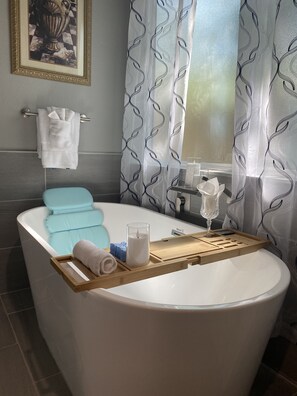 Séchoir à cheveux, serviettes fournies, savon, shampooing