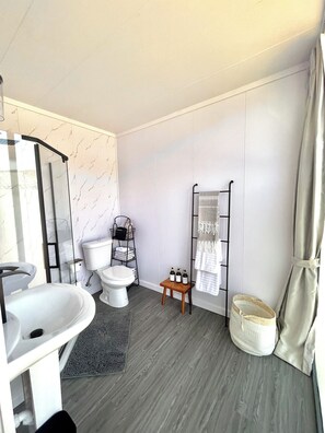 Shower, rainfall showerhead, hair dryer, bathrobes - WYLD Glass Caves Durango (Durango)
