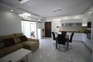 TV - Modern apartment located in the center and located minutes from all attractions. (QAWRA ST PAULS BAY)