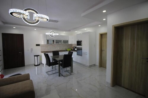 Modern apartment located in the center and located minutes from all attractions.