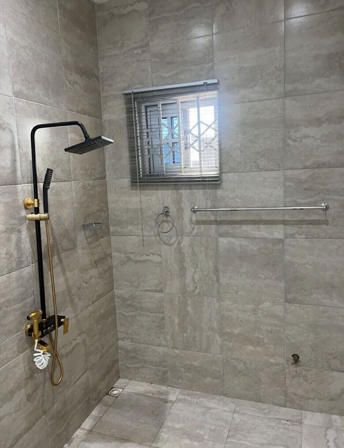 Regadera, toallas, jabón 