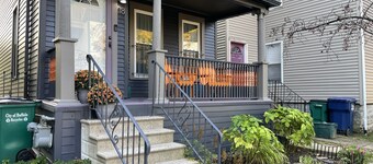 Charming Urban Oasis
Conveniently located on a small historic street.