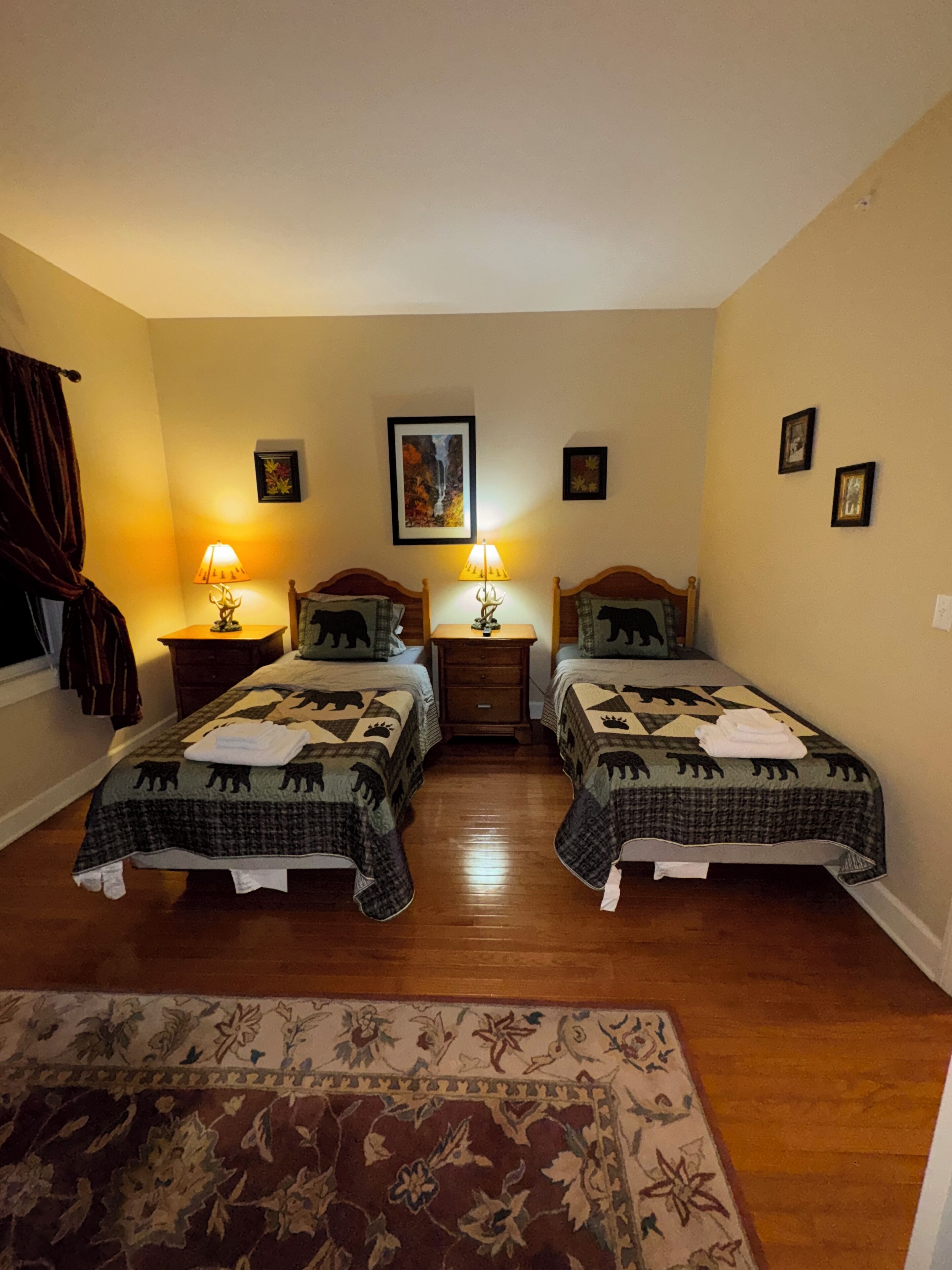 2 chambres, coffres-forts dans les chambres, bureau