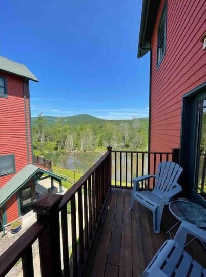Hunter Mountain 2 Bedroom Condo - Steps to Ski Slopes!!
