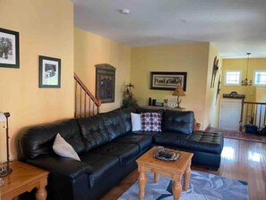 Älytelevisio, takka, stereot, tietokoneen näyttö