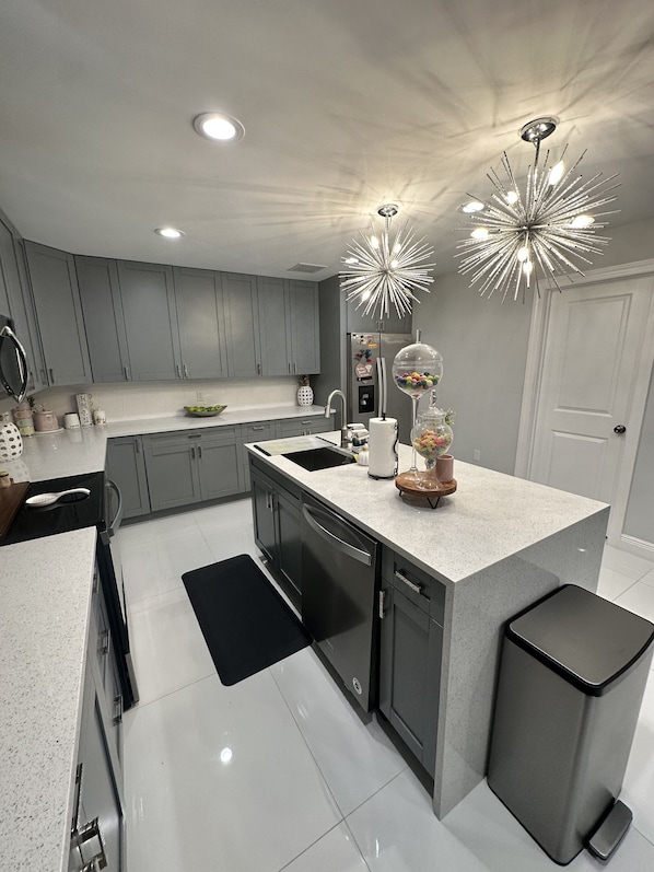 Een microgolfoven, een oven, een kookplaat, een vaatwasser