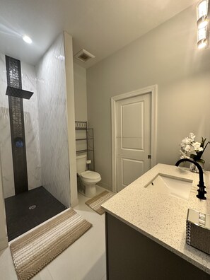 Een douche, een haardroger, handdoeken, zeep