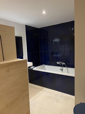 Bathtub