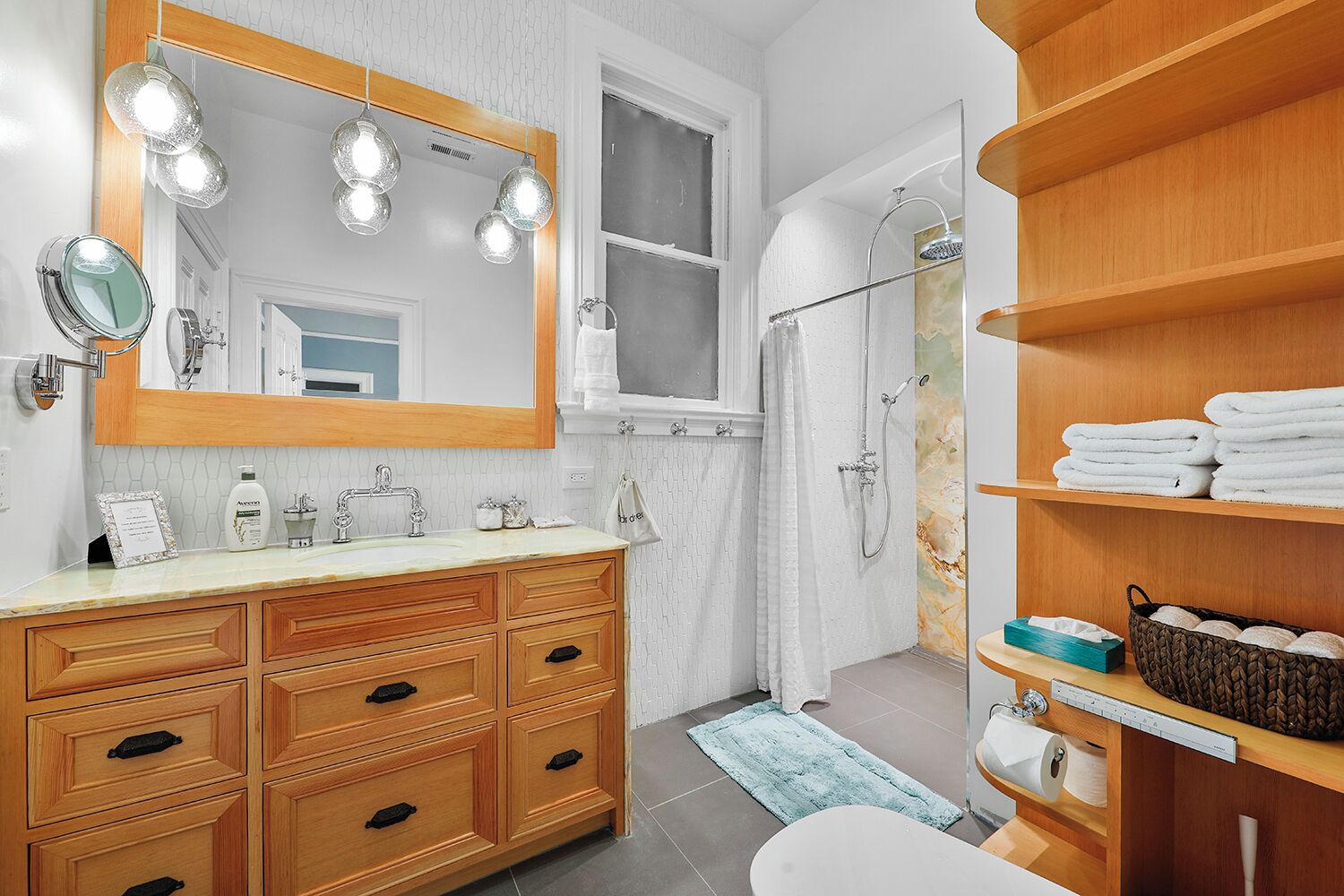 Shower, hair dryer, bidet, towels