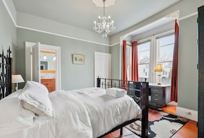 3 bedrooms, desk, iron/ironing board, free WiFi