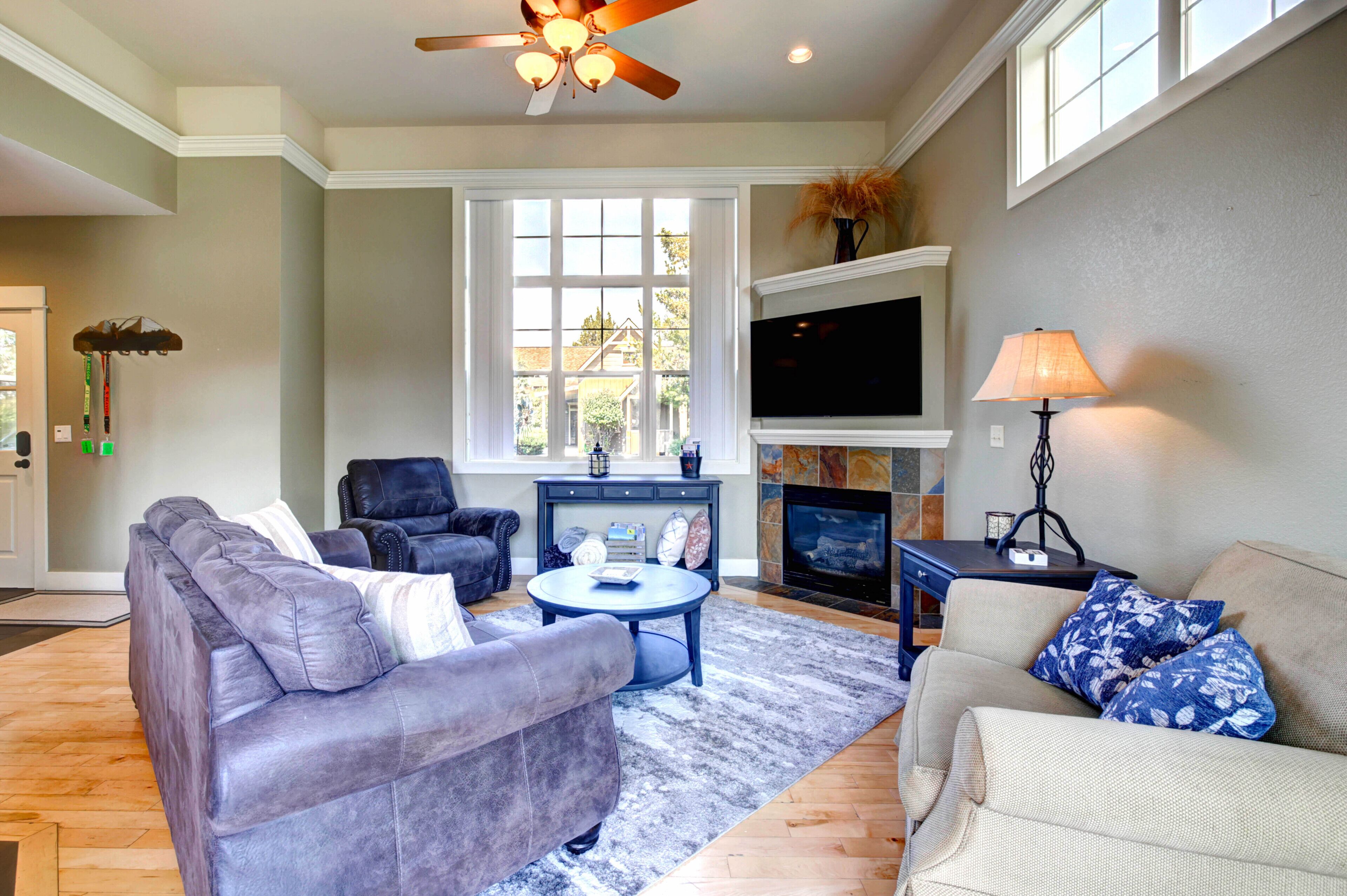 Smart TV, fireplace