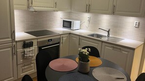Kaffetrakter/tekoker, kjøleskap, mikrobølgeovn og ovn