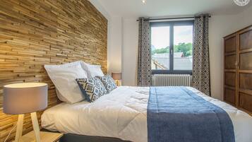 2 slaapkamers, een bureau, een strijkplank/strijkijzer, reisbedje