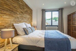 2 bedrooms, desk, iron/ironing board, travel cot