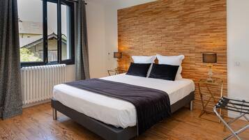 2 chambres, bureau, fer et planche Ă repasser, lit parapluie