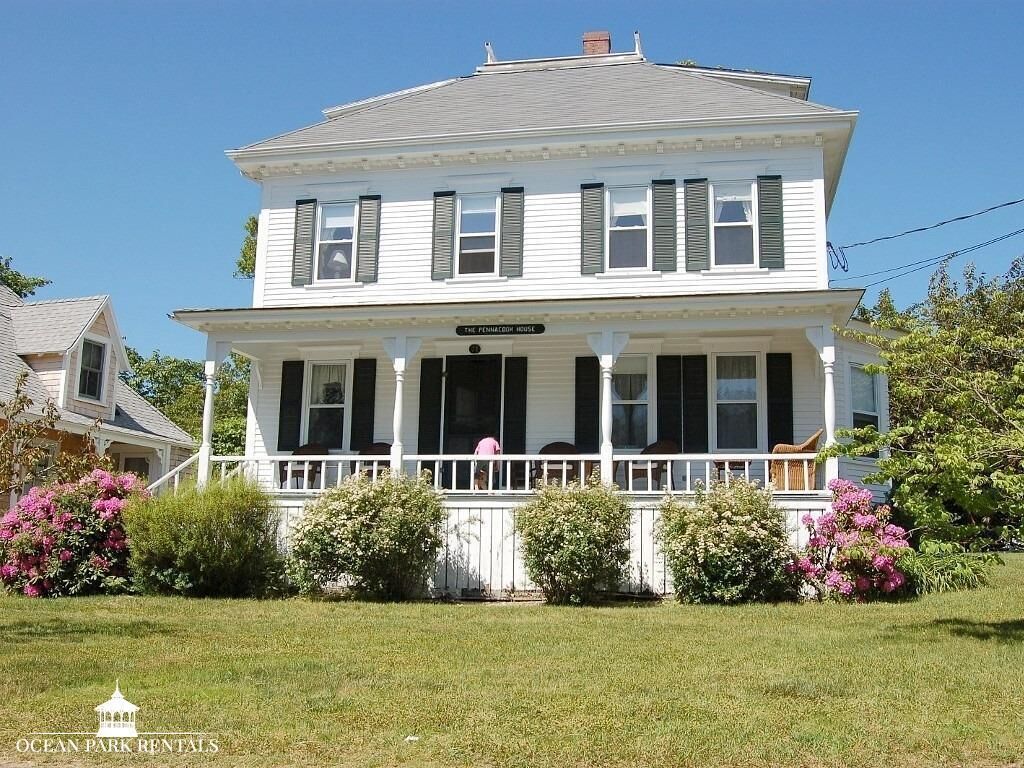 Spacious Colonial Steps From Inkwell and Circuit Ave! 