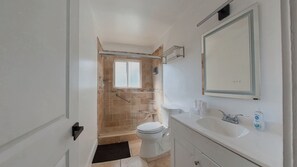 Dusche, Haartrockner, Handtücher, Seife