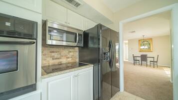 Een koelkast, een magnetron, een oven, een kookplaat