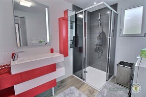 Shower, hair dryer, towels