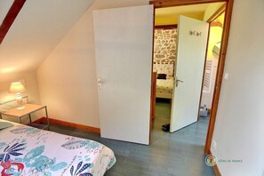 2 chambres, fer et planche à repasser, draps fournis